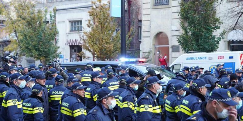 რა უნდა იცოდეთ, როდესაც შსს გზის გადაკეტვაზე ან სხვა სამართალდარღვევაზე შეგიდგენთ ოქმს - იურისტის რჩევები