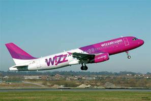 СМИ: Самолет Wizz Air вернулся в Кутаиси после удара молнии