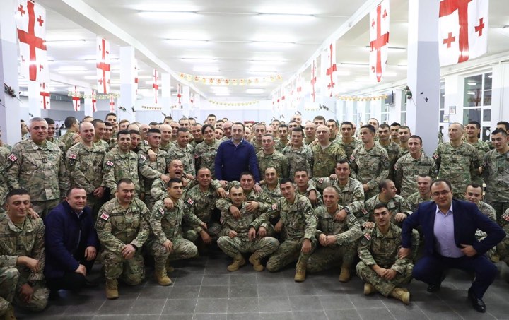თავდაცვის მინისტრი ახალ წელს სამხედროებთან ერთად შეხვდა