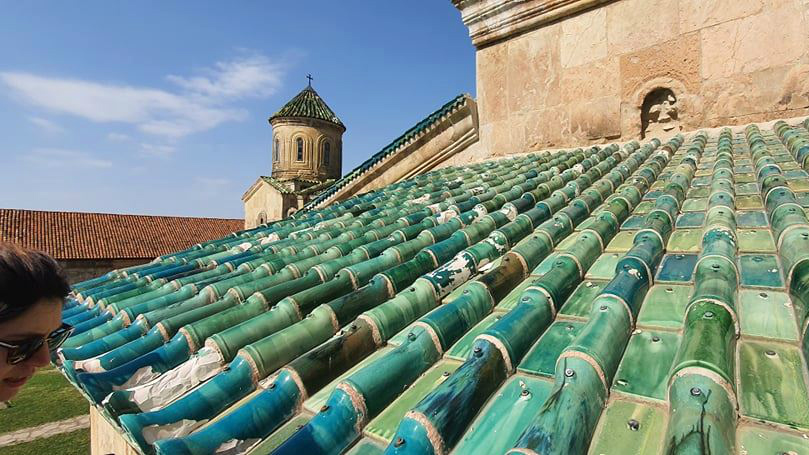 "მდგომარეობა კრიტიკულია!": საპასტრიარქო გელათთან დაკავშირებით კულტურის სამინისტროს აკრიტიკებს