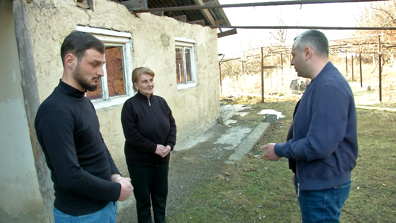 ბესარიონ სიმონიშვილი:"ელბაქიძეების დევნილი ოჯახი გაუსაძლისი პირობებიდან ახალ ბინაში გადავა საცხოვრებლად"