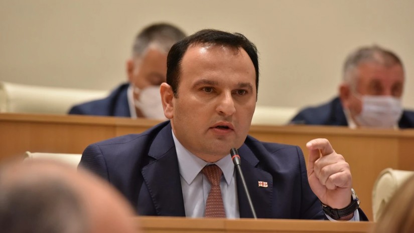 "თუ „ქართული ოცნება“ თვლის, რომ მათ წინააღმდეგ შეთქმულებაშია ევროპის ქვეყნები და აშშ, განაცხადი ევროკავშირის წევრობაზე კი არ უნდა შეეტანათ, ევრაზიის კავშირში შეიტანონ და დაელოდონ, რა რეაქცია მოჰყვება ამას ხალხისგან"