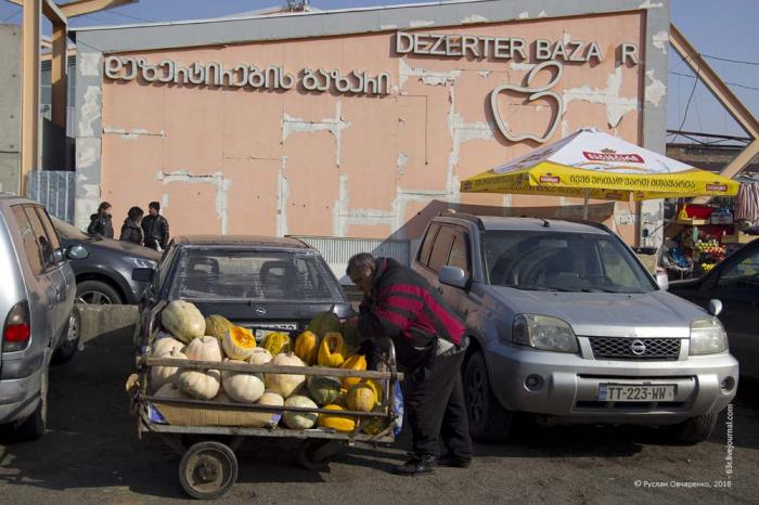 მოვაჭრეები 300-ლარიანი კომპენსაციის მისაღებად ბაზრის დირექტორისგან ცნობას ითხოვენ