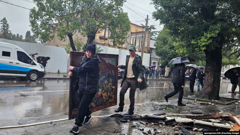 Аслан Бжания поручил прокуратуре разобраться в причинах пожара в ЦВЗ