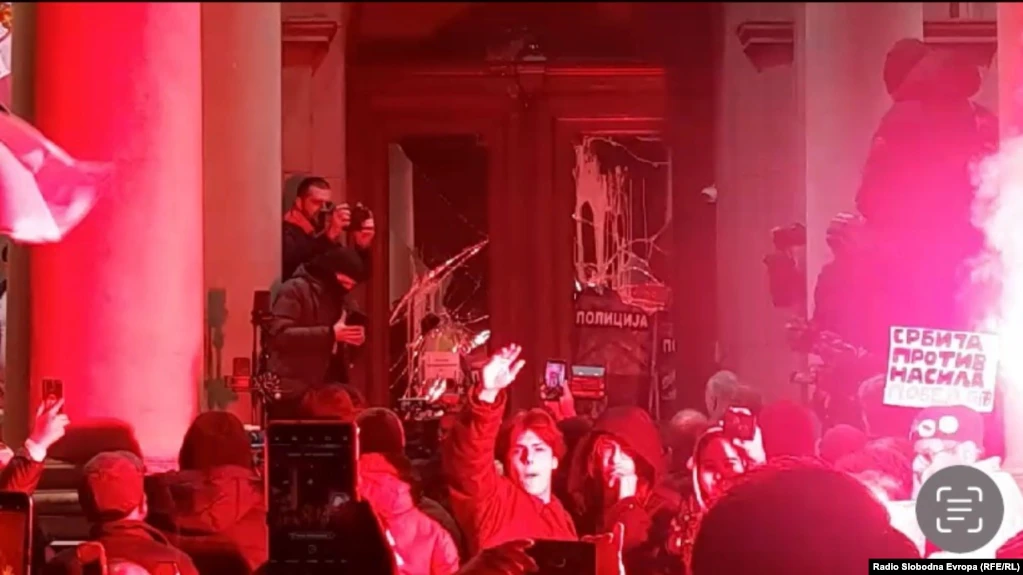 В Белграде протестующие пытались ворваться в здание горадминистрации