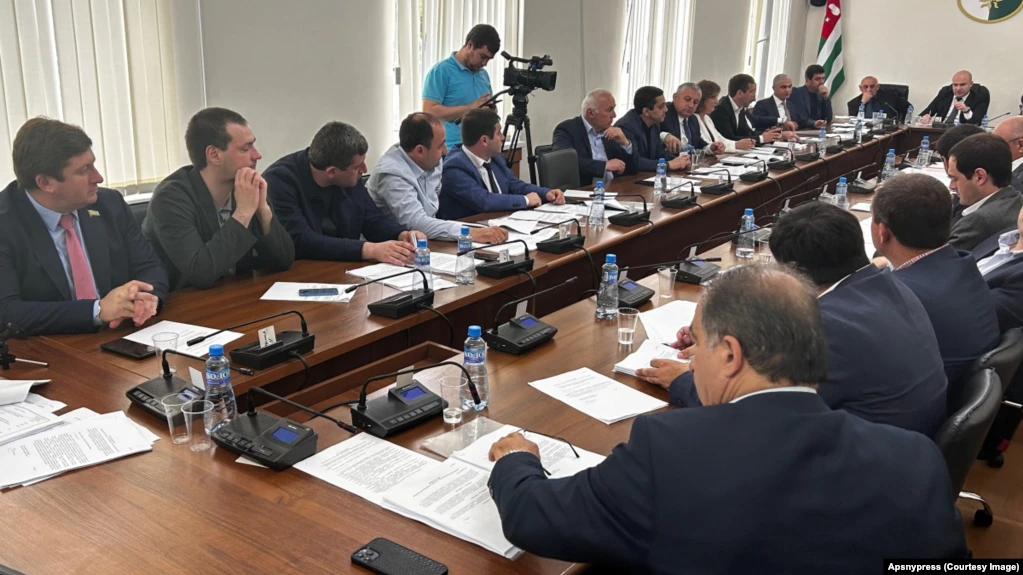 Абхазский парламент призвал к недопущению антиконституционных действий