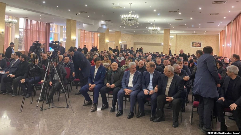 Оппозиционная партия предложила абхазскому лидеру добровольно уйти в отставку