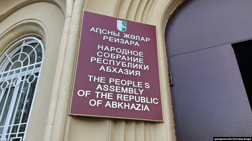 В Абхазии увеличили стоимость рабочей визы