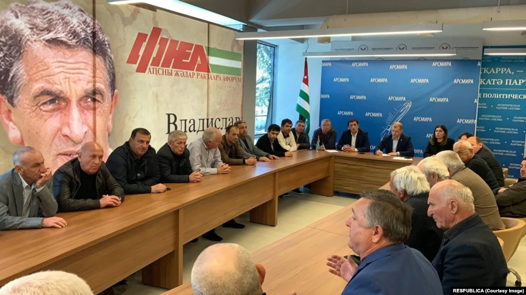 Абхазская оппозиция требует отставки Кабмина в течение двух недель