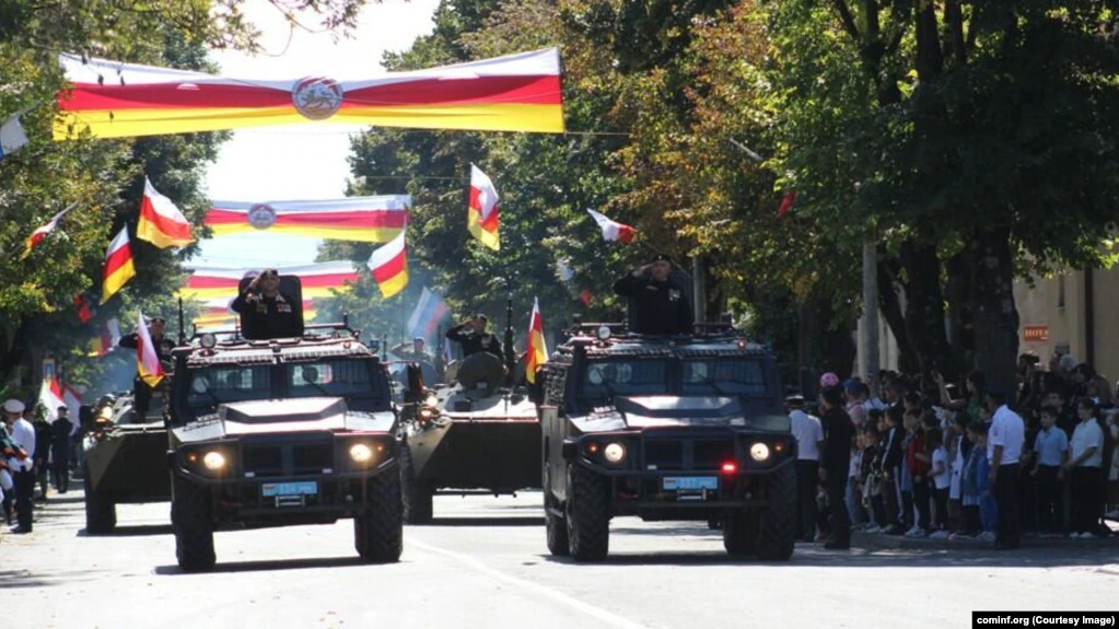 День Республики в Цхинвали отметили военным парадом