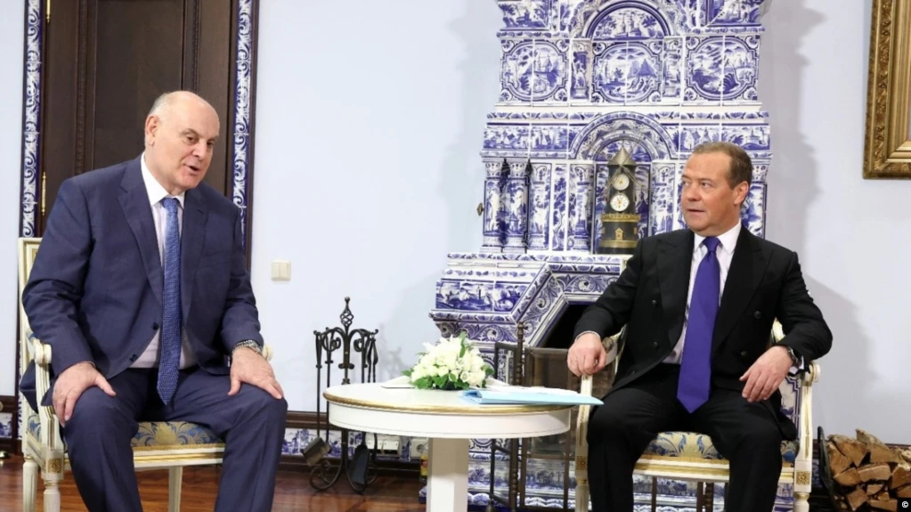 მედვედევი აფხაზეთს "დამოუკიდებლობის" აღიარების მე-15 წლისთავს ულოცავს