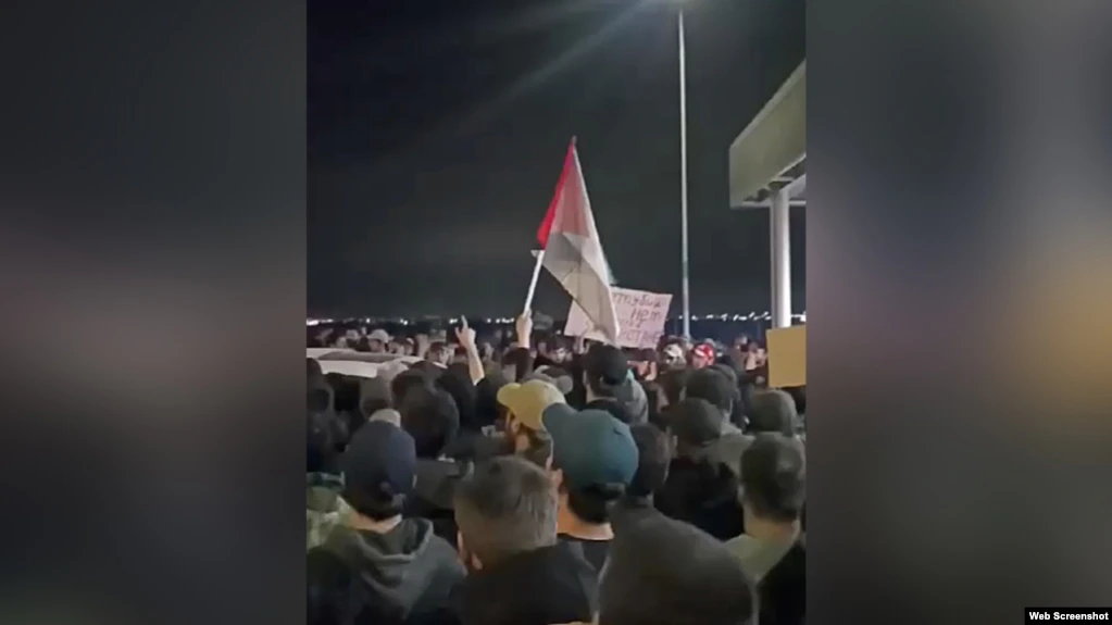 В Махачкале рейс из Тель-Авива встретили антисемитским протестом