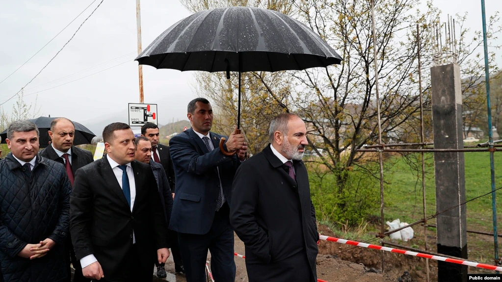 სომხეთში დააკავეს ქალი, რომელმაც პრემიერს ქოლგა ესროლა