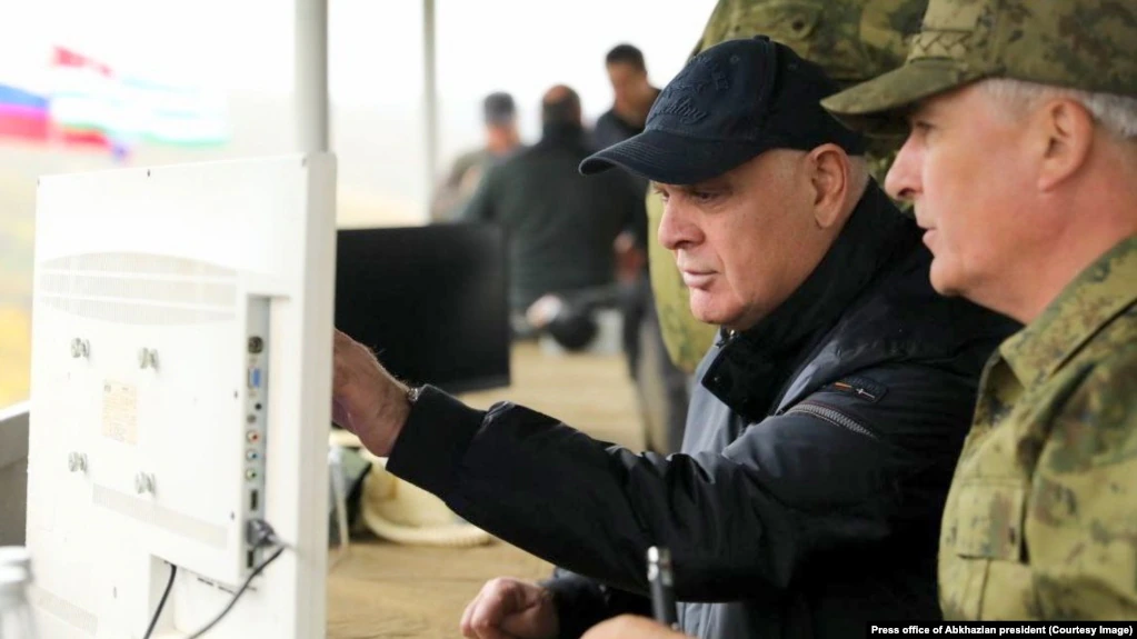 Аслан Бжания посетил командно-штабные мобилизационные учения