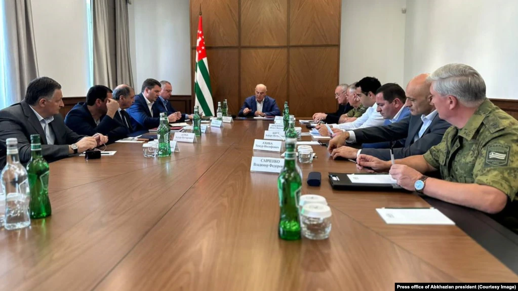 Абхазский лидер провел заседание Совбеза