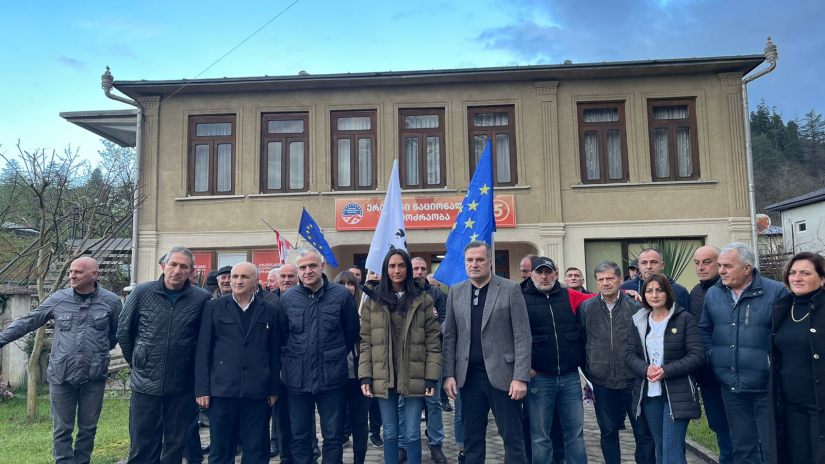მიხეილ სააკაშვილის გათავისუფლების მოთხოვნით წალენჯიხიდან ავტომობილებით მსვლელობა დაიწყო