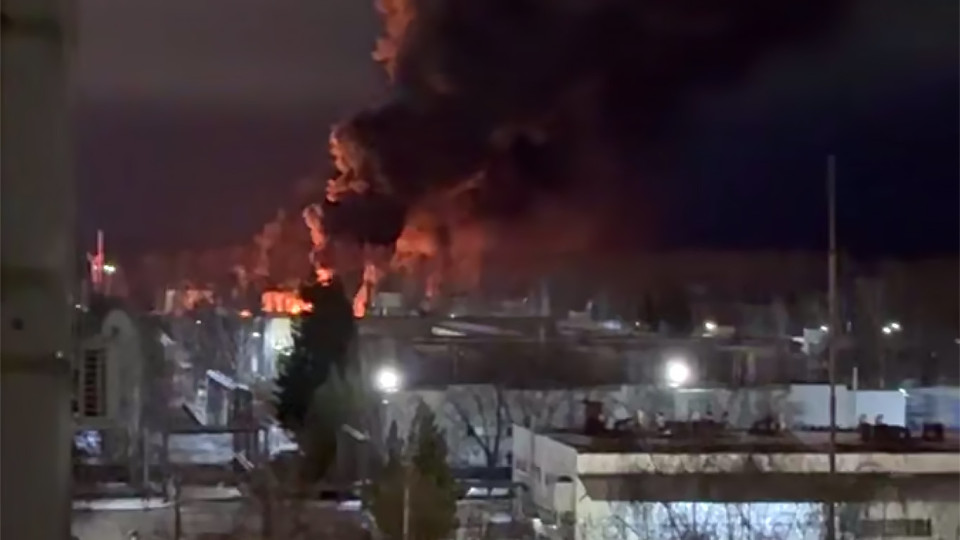 В Вильнюсе грузовой самолет упал рядом с жилым домом