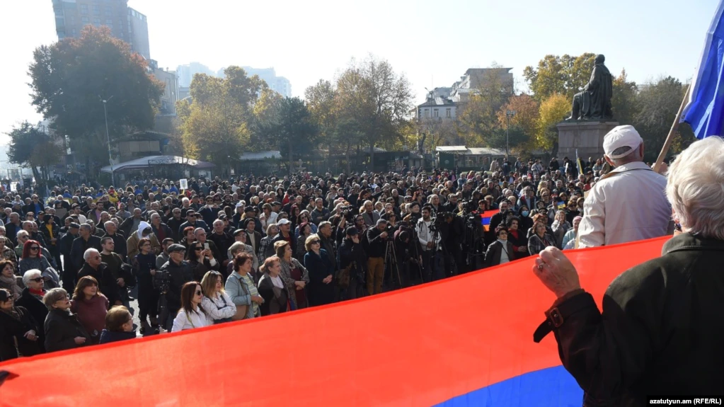 „პუტინი მკვლელია“: სომხეთში კრემლის ლიდერს საპროტესტო აქციით დახვდნენ