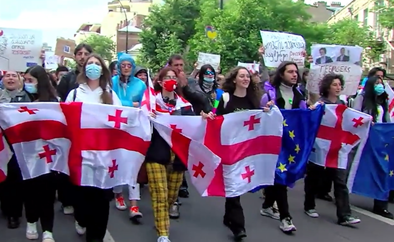 სტუდენტები თსუ-ს პირველი კორპუსიდან პარლამენტთან მსვლელობით მივიდნენ