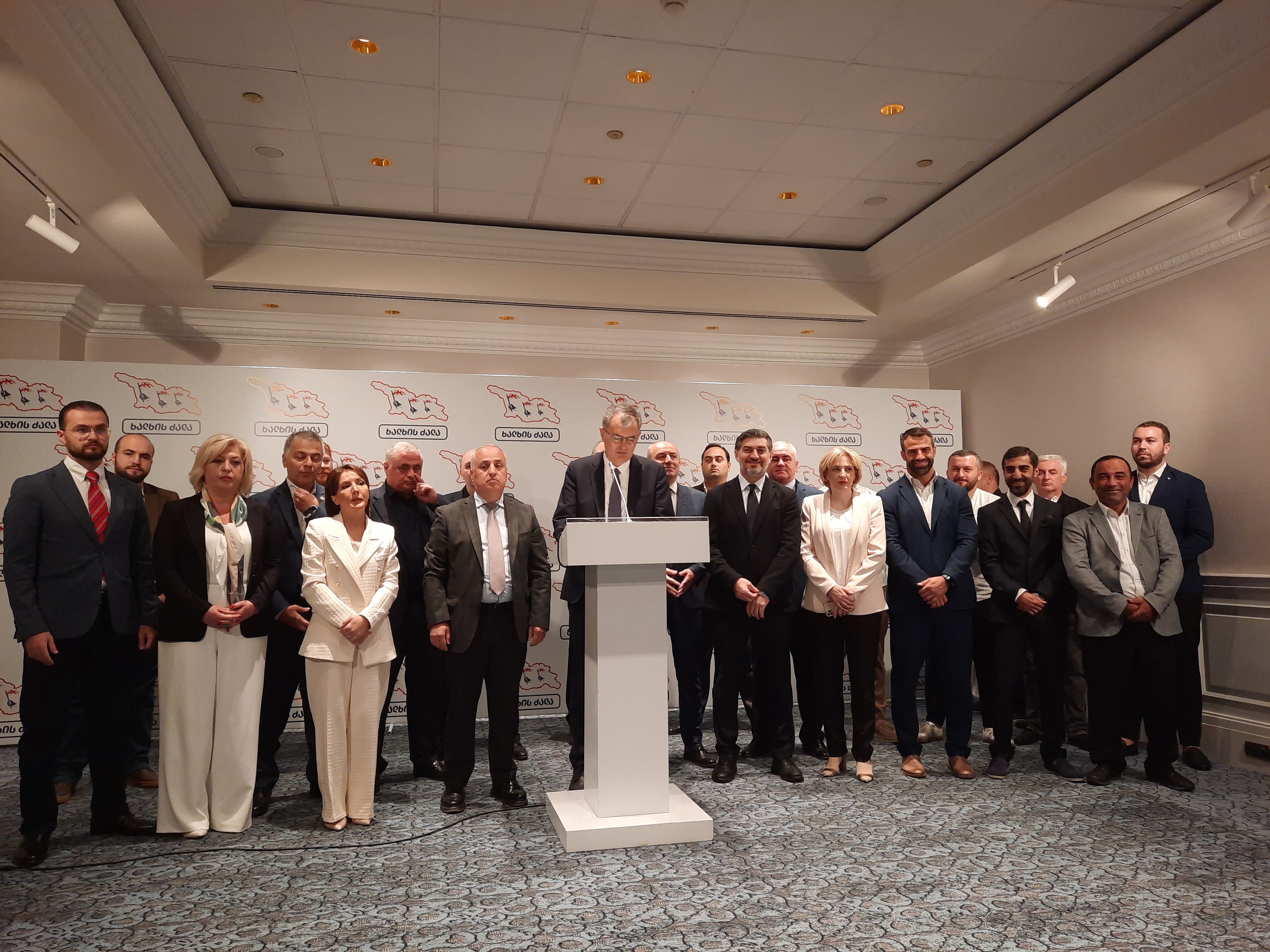 „ხალხის ძალა“: "პრეზიდენტი ან უკვე სრულად ექვემდებარება საელჩოს, ან ერთი ნაბიჯი აშორებს"