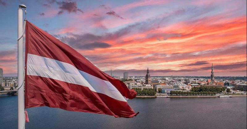 ლატვიაში მცხოვრებმა რუსეთის მოქალაქეებმა ლატვიურ ენაში გამოცდა უნდა ჩააბარონ და შემოსავლის წყარო დაადასტურონ