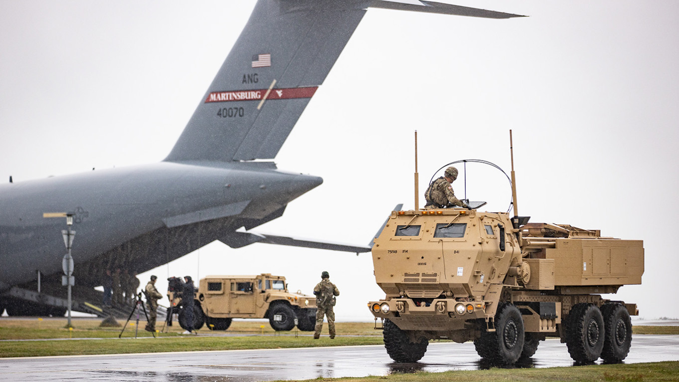 США развернули в воздухе самолеты с оружием для Киева и отключили HIMARS