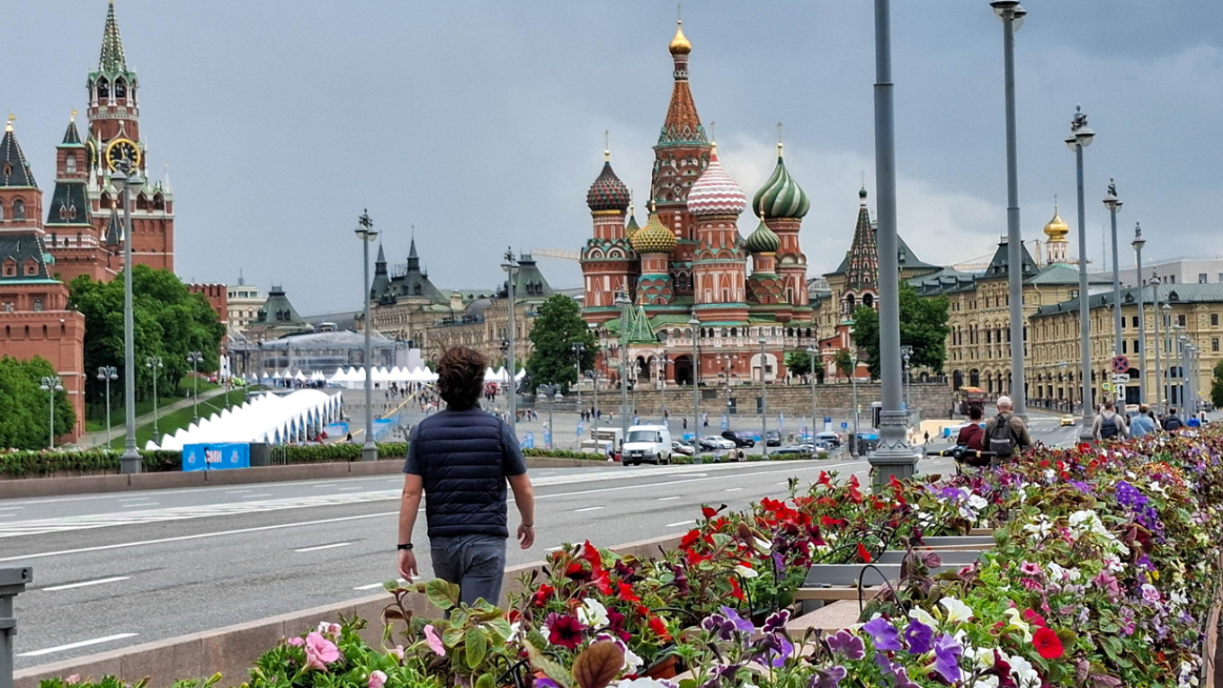 В центр Москвы согнали военную технику после налета более 300 БПЛА за сутки