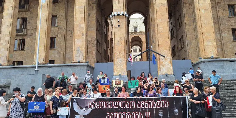 В Тбилиси проходит акция членов семей заключенных