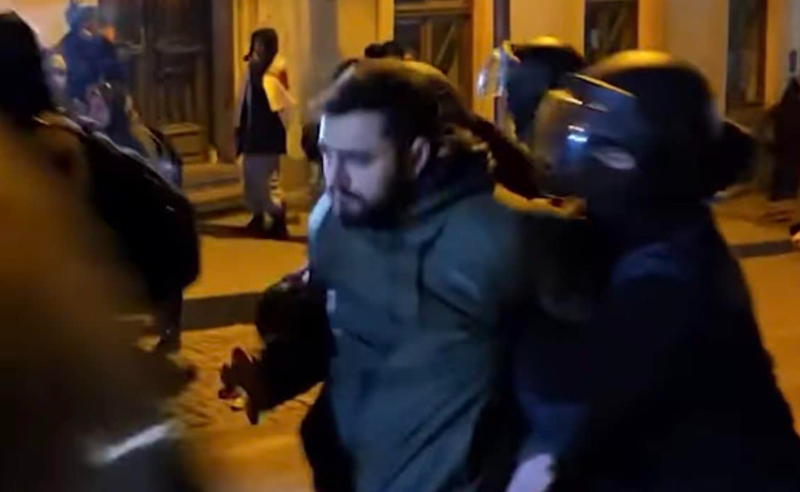 პარლამენტთან ცოტნე კობერიძე დააკავეს