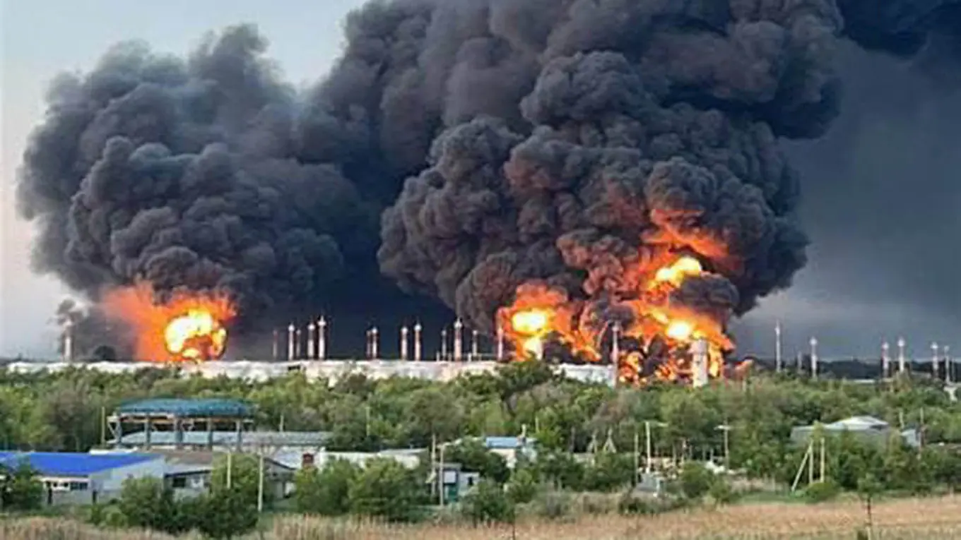 Украинские дроны ударили по нефтебазе, снабжающей топливом российские бомбардировщики