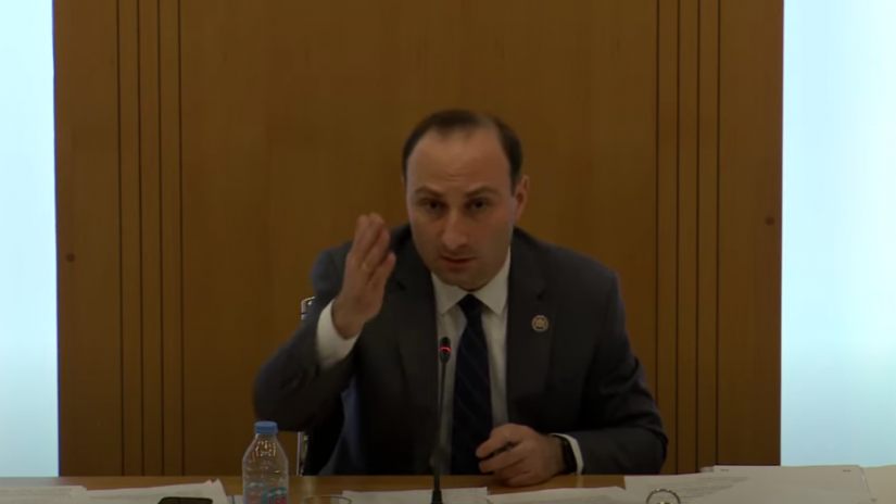 ოხანაშვილმა სხდომიდან 17 პირი, მათ შორის 14 ოპოზიციონერი დეპუტატი და NGO-ების 3 წარმომადგენელი გააძევა