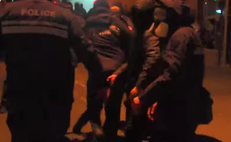 Полиция оттесняет протестующих с проспекта Руставели
