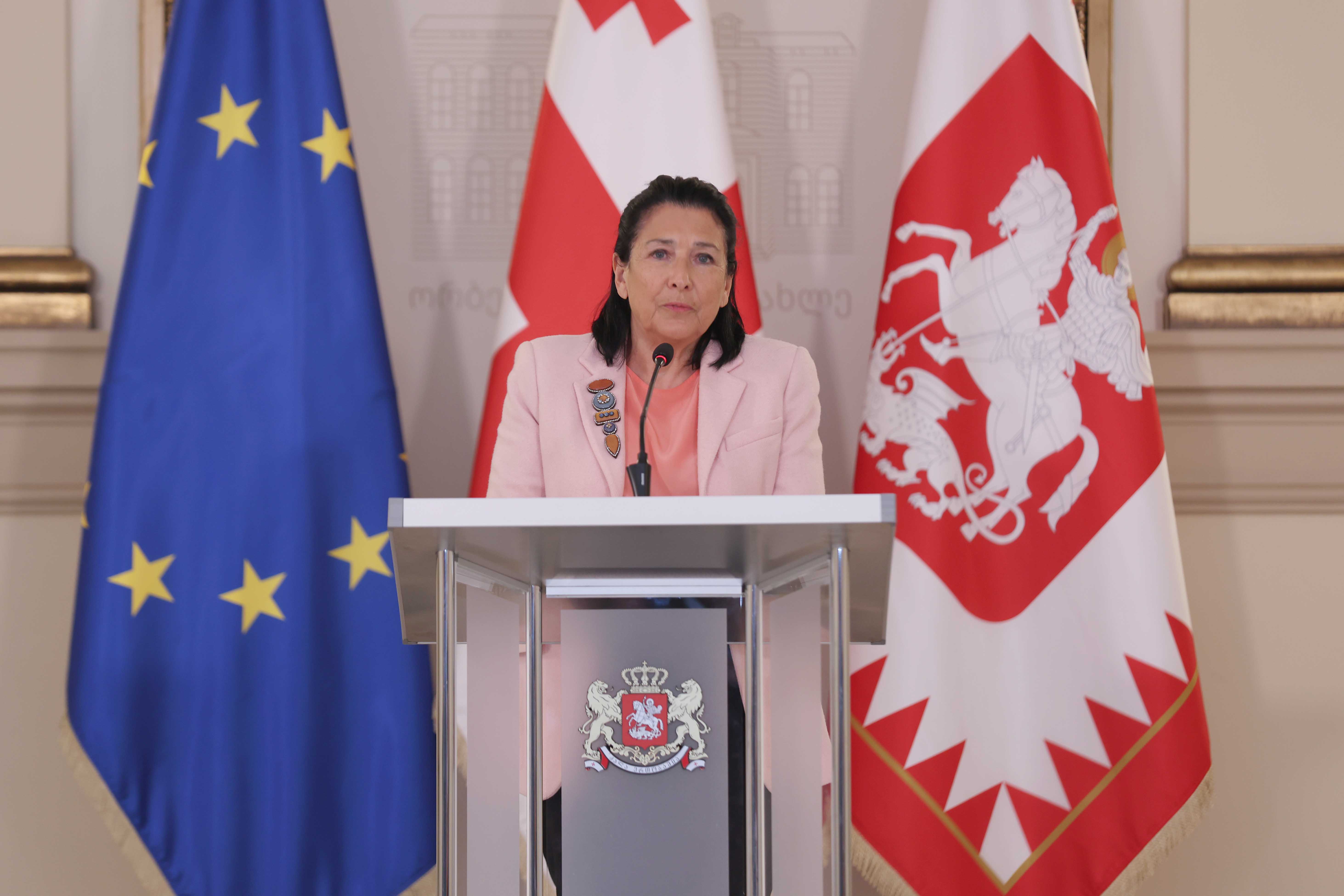 პრეზიდენტმა "აგენტების" შესახებ კანონპროექტს მხოლოდ ერთი მუხლი დაამატა, რომელიც კანონის ამოქმედებიდან მის ერთ დღეში გაუქმებას ითვალისწინებს