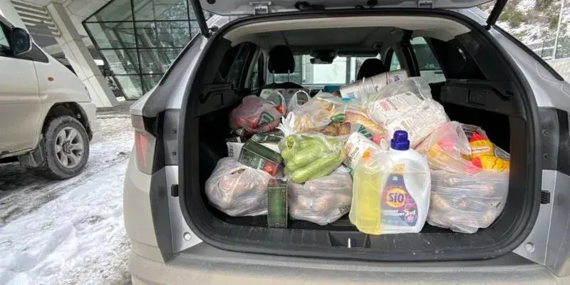 Посольство Украины доставило гумпомощь застрявшим на КПП «Дарьял»/»Ларси» своим гражданам