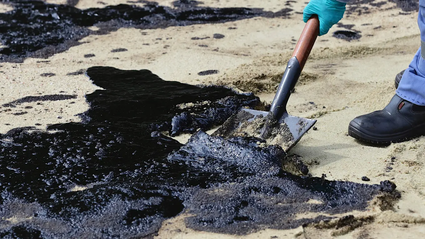 В Черном море зафиксировали новый разлив нефти после аварии на терминале под Новороссийском