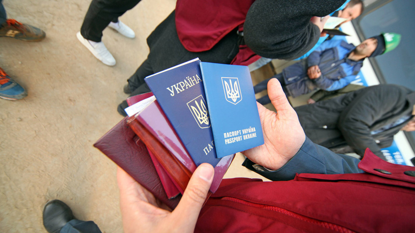 ФСБ начала массово запрещать украинцам въезд в Россию на десятки лет