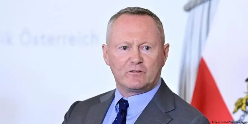 Еврокомиссар О’Флаэрти призвал власти Грузии отозвать поправки в закон «О грантах», не ограничивать НПО