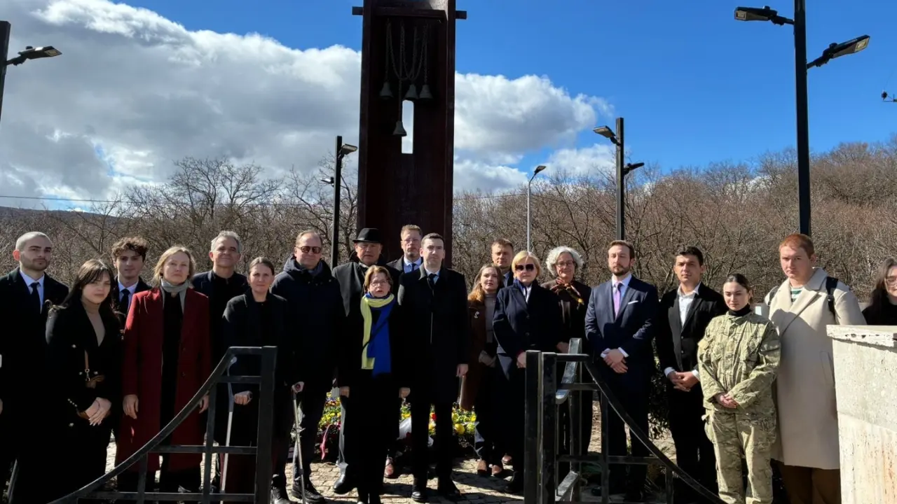 ევროპის ქვეყნების ელჩებმა, ახალგაზრებთან ერთად, პატივი მიაგეს იუნკერთა ხსოვნას