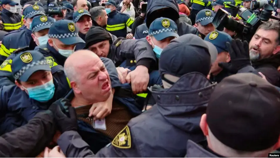 Нарушения прав задержанных и рост числа заключённых: отчет омбудсмена Грузии