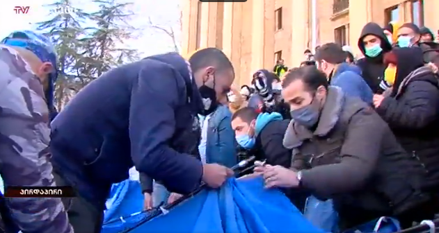 პარლამენტთან საპროტესტო კარავი გაშალეს