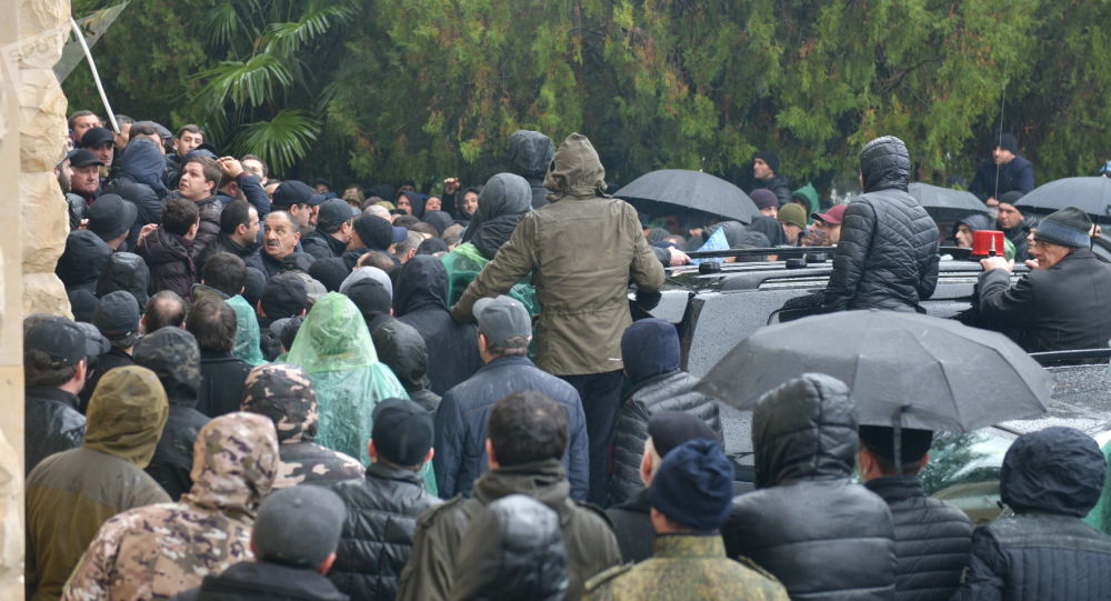 სოხუმში დაძაბულობაა – დე ფაქტო პრეზიდენტის ადმინისტრაციაში შეიჭრნენ