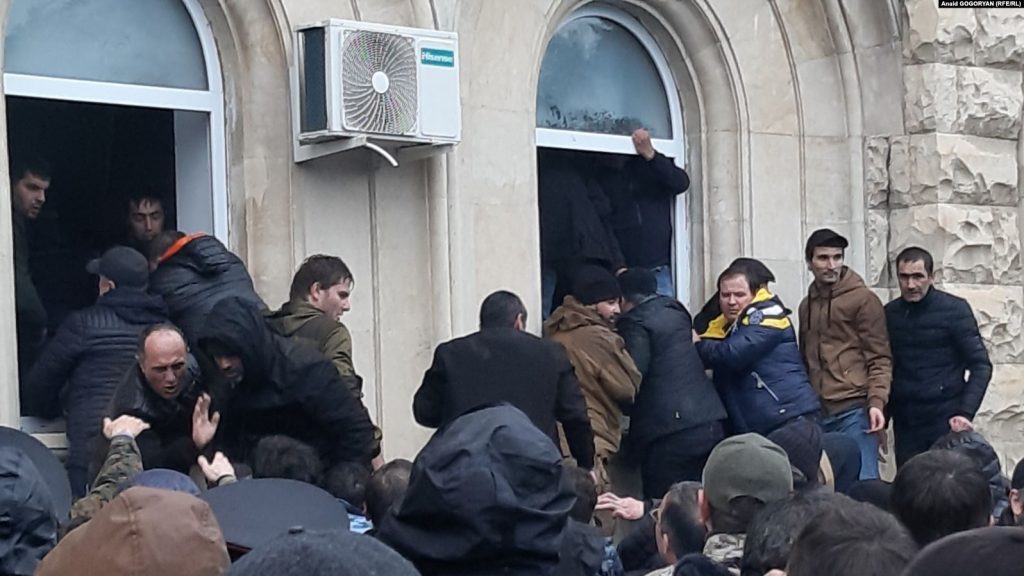 სოხუმში ისევ დაძაბულობაა – დემონსტრანტებმა პარლამენტის შენობაში გადაინაცვლეს