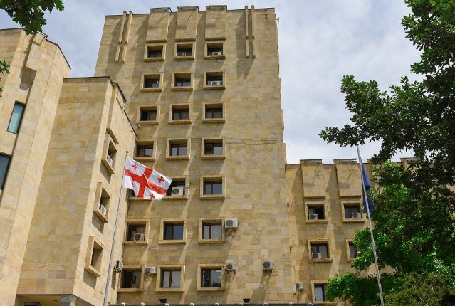 "მძინარე მამას თავის არეში ესროლა" – პირს ბრალი წარუდგინეს