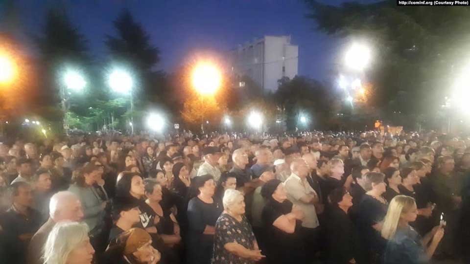 მედია: დემონსტრანტებმა ცხინვალში, ე.წ. პრეზიდენტის ადმინისტრაციაში შეჭრა სცადეს