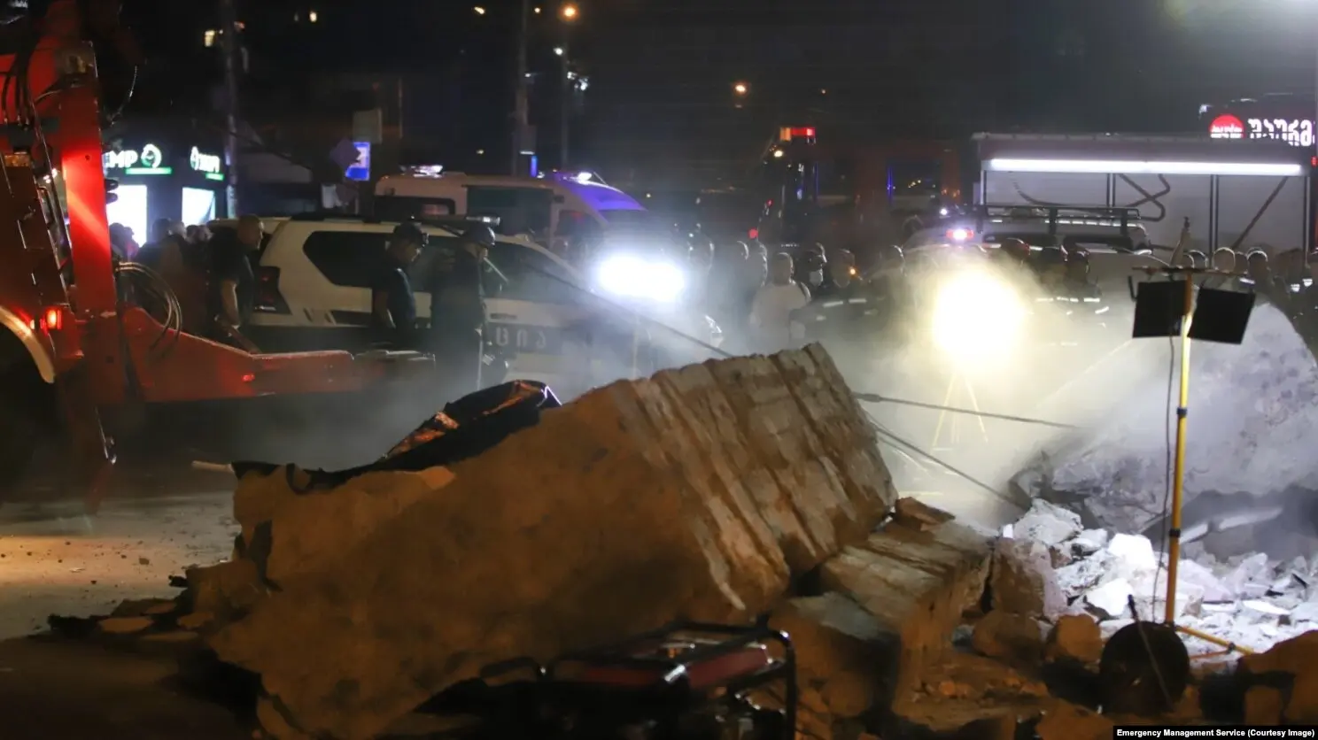Update: В Тбилиси в результате обрушения части аварийного здания погибли двое