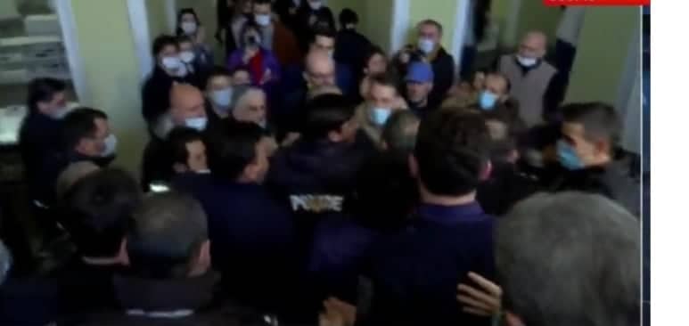 დაპირისპირება ბათუმის საკრებულოში – ადგილზე პოლიციაა მობილიზებული