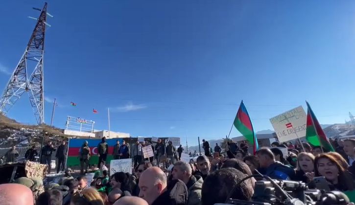 ბლინკენი ალიევს ლაჩინის გახსნისკენ მოუწოდებს