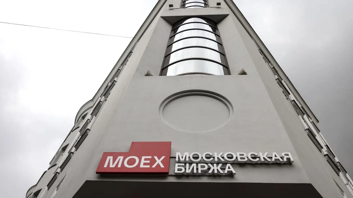 Российские акции рухнули рекордно за три года после решения Трампа отменить встречу с Путиным