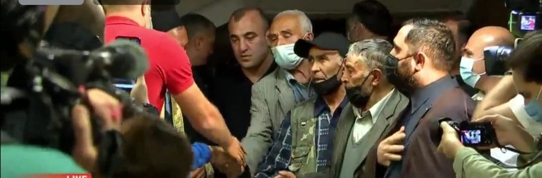 დმანისში დაპირისპირებული მხარეების შეხვედრა ხელის ჩამორთმევით დასრულდა