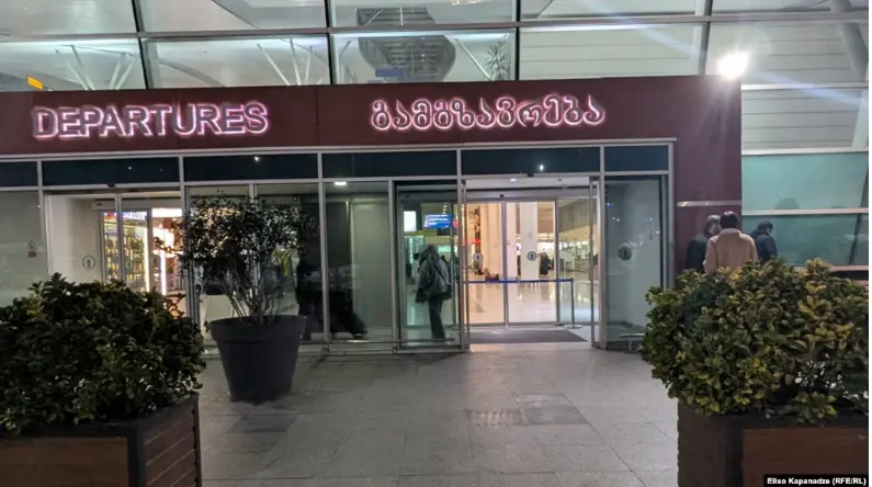 Российские активисты Дубовский и Савельева покинули Грузию